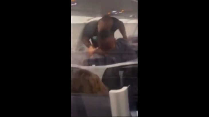 マイク・タイソン、飛行機内で男性乗客の顔面をパンチ！